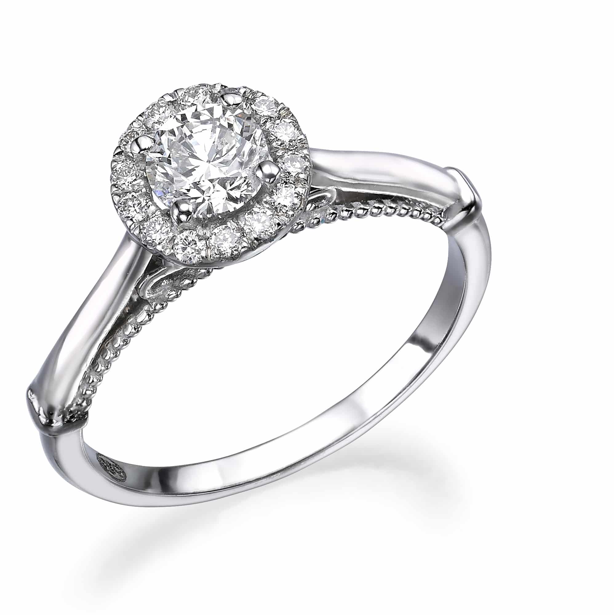 טבעת אירוסין דנית בטבעת דגם דנית עם הגדרת הילה ורצועת פאווה על רקע לבן.