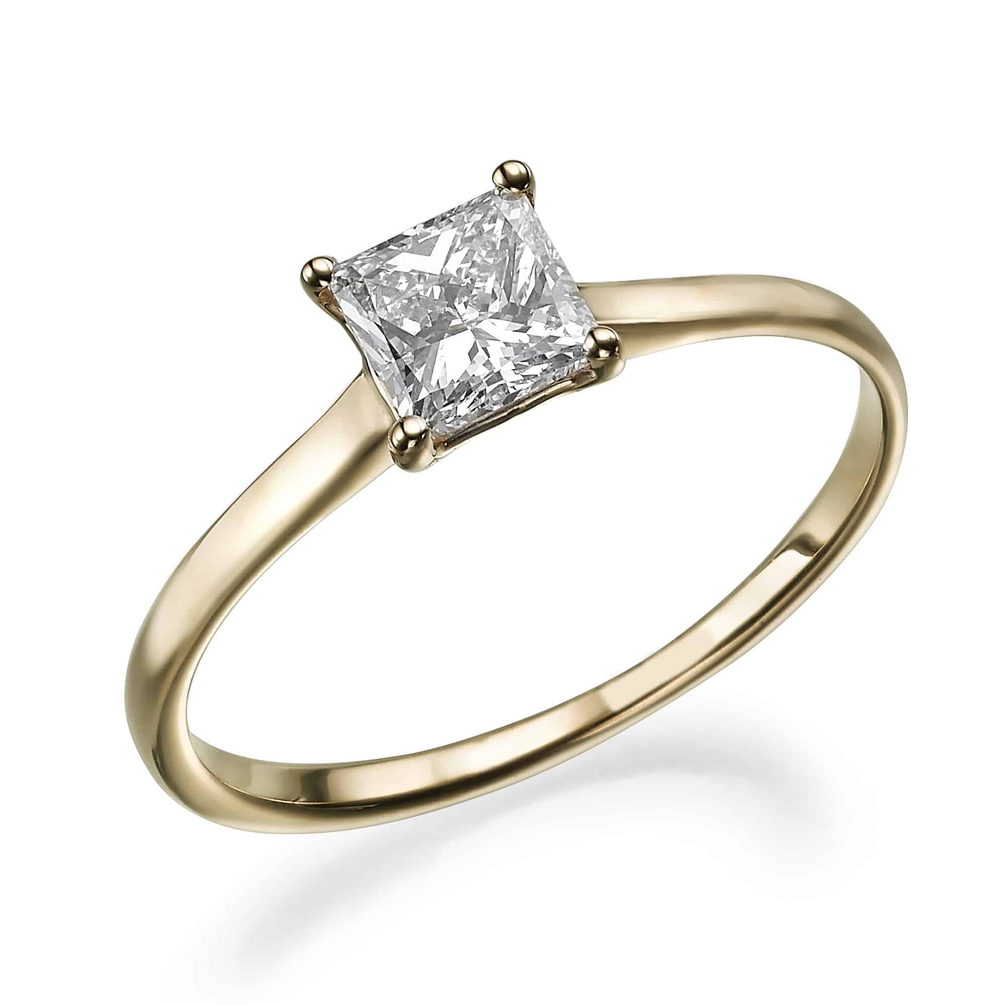 טבעת יהלום בודדת בחיתוך נסיכה משובצת בלהקת זהב צהוב דקיקה, המכונה טבעת קאיה.