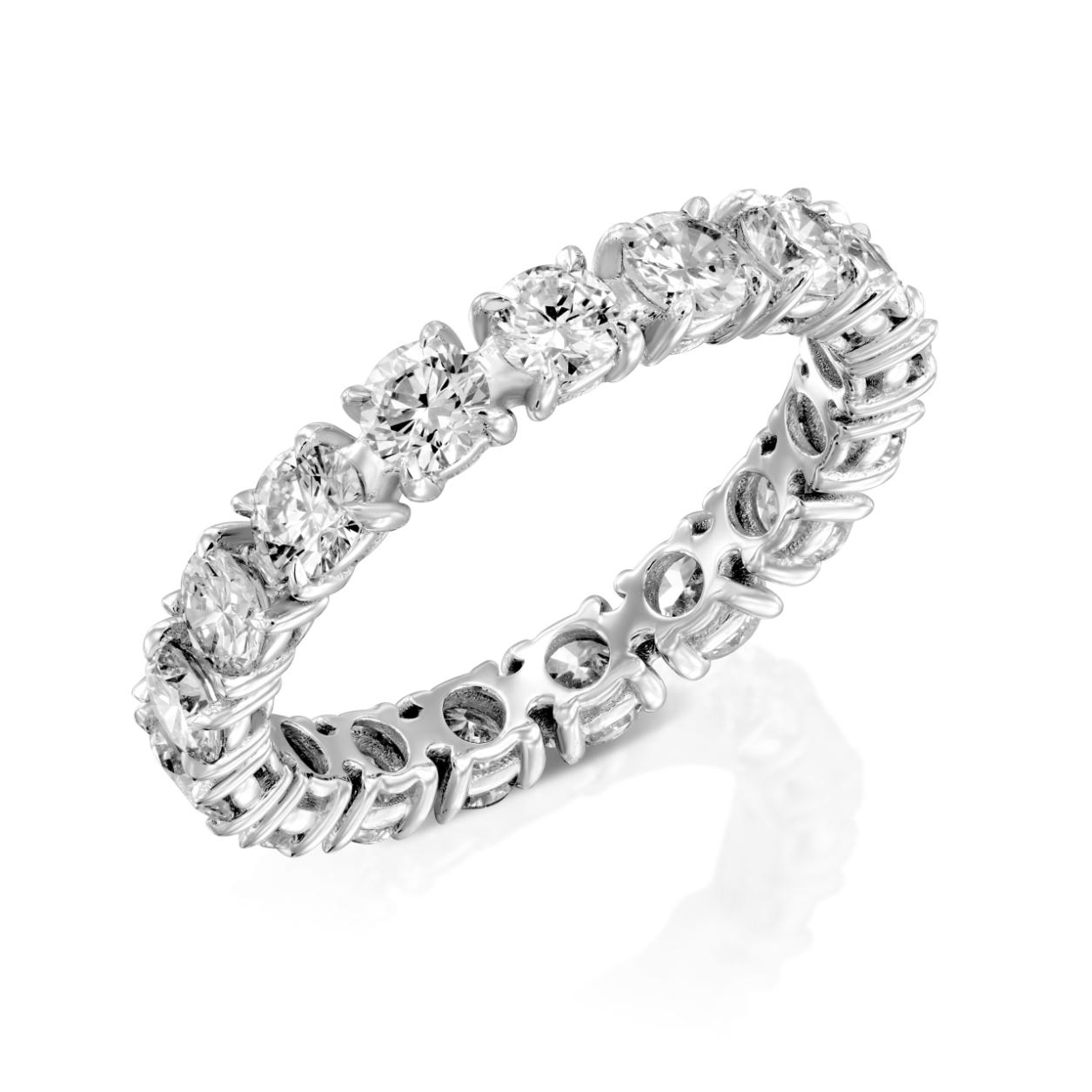 טבעת נצח יהלום נוצצת, טבעת יהלומים דגם Alexis R723im, משובצת במתכת לבנה בוהקת, אולי פלטינה או זהב לבן, מציגה סדרה.