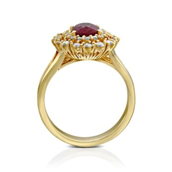 טבעת רובי ויהלומים אלגנטית דגם Gabrielle עם עיצוב מורכב עם אבן חן אדומה מרכזית מוקפת יהלומים קטנים יותר.