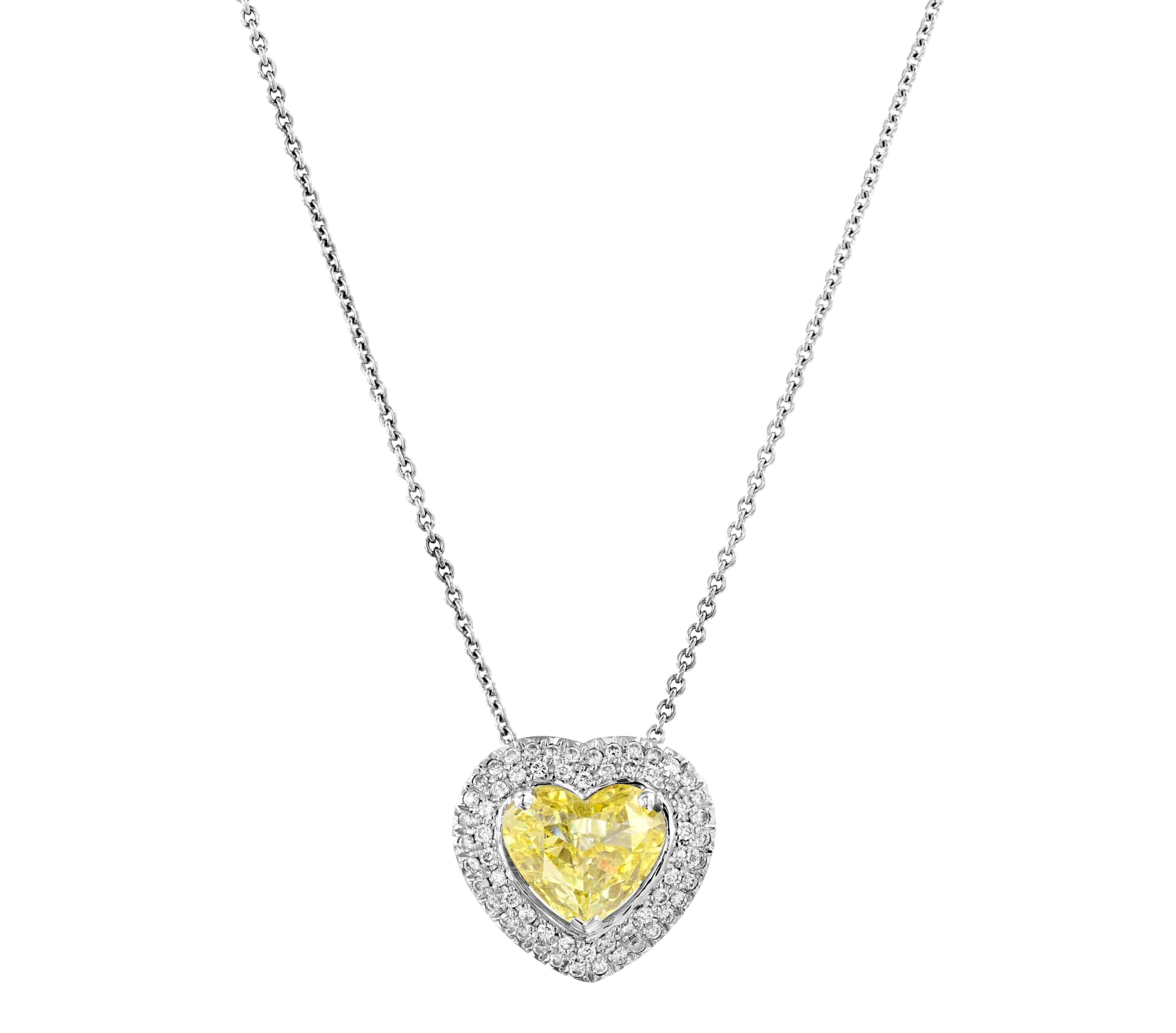 תליון יהלומים בצורת לב קורן דגם סילביה מוקף יהלומים נוצצים, תלוי על שרשרת כסף עדינה.