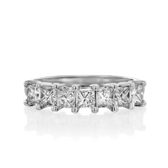 טבעת יהלומים אלגנטית דגם לני הכוללת עיגול רציף של אבנים בחיתוך נסיכותי בתפאורה משותפת על רצועת זהב לבן מלוטש.