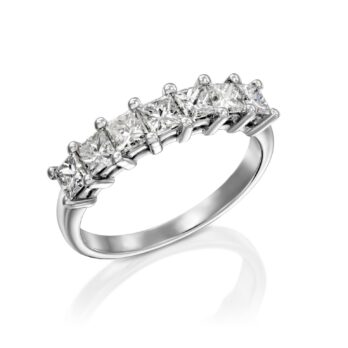דגם אלגנטי של טבעת יהלומים לני מציג סדרת אבנים בחיתוך נסיכות משובצות ברצועה אלגנטית ומלוטשת.