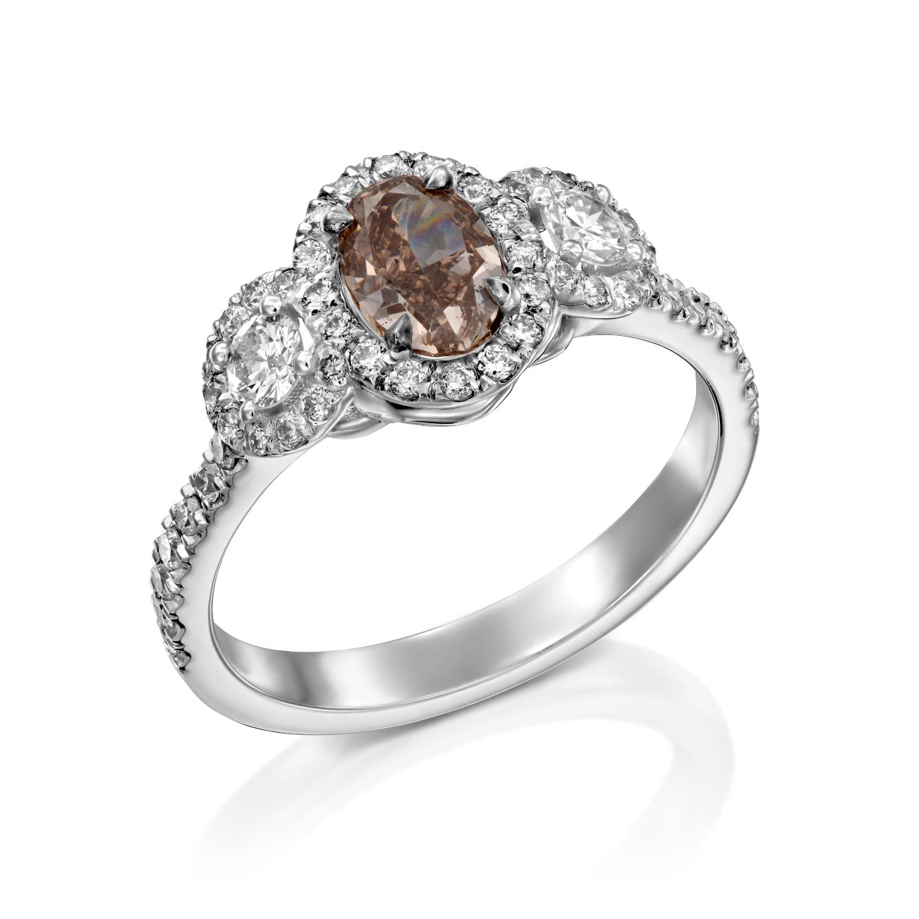 טבעת יהלומים דגם Fancy Brown Netta ב-31% הנחה הכוללת אבן חן חומה מרכזית מוקפת יהלומים נוצצים, עם יהלומים נוספים המעטרים את הרצועה.