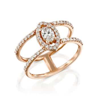 דגם טבעת יהלומים אלגנטי אדריאן עם יהלום מרכזי ודגשים של יהלומי פאווה מתערבלים הניצבים בחן על רקע לבן.