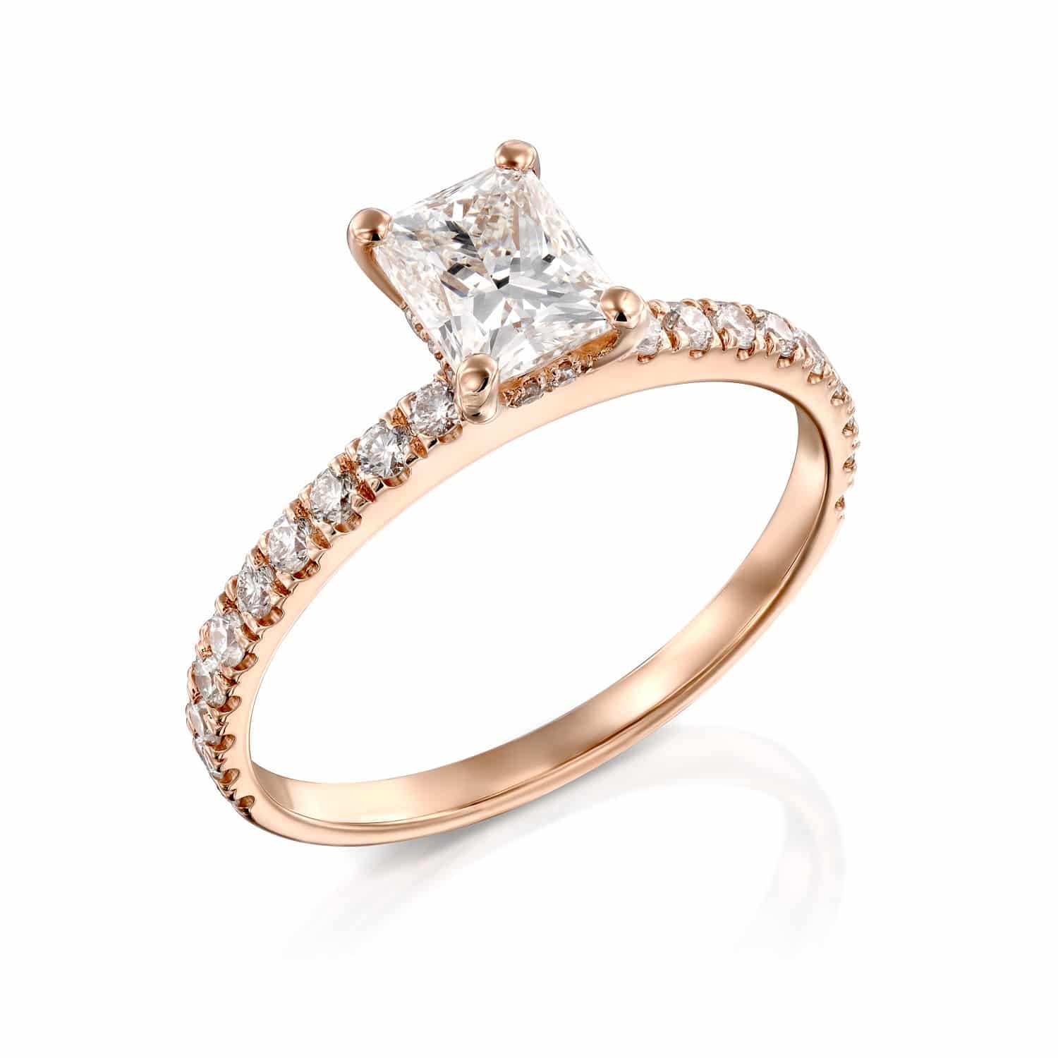 טבעת אירוסין נוצצת בחיתוך נסיכותי עם רצועת זהב ורדרד ויהלומים משובצים בפאווה לאורך הצדדים, המגלמים אלגנטיות ורומנטיקה. זה טבעת דגם מיילי