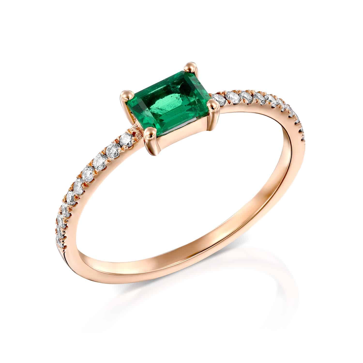 טבעת זהב ורדרד אלגנטית הכוללת חלק מרכזי קורן של טבעת יהלומים קאיה מוקף יהלומים נוצצים.