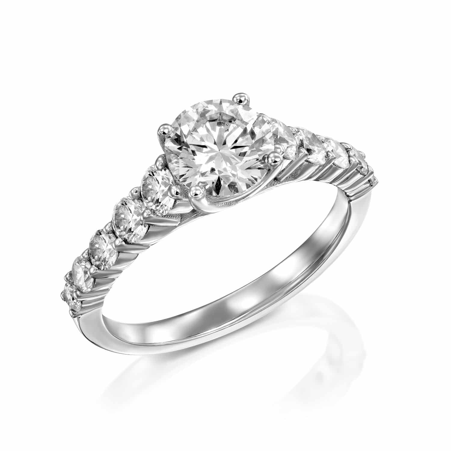 טבעת אירוסין אלגנטית מכסף, מריאנה, המציגה יהלום מרכזי גדול ולצידו יהלומים קטנים יותר המשובצים בלהקה, משדרים יוקרה ויופי נצחי.