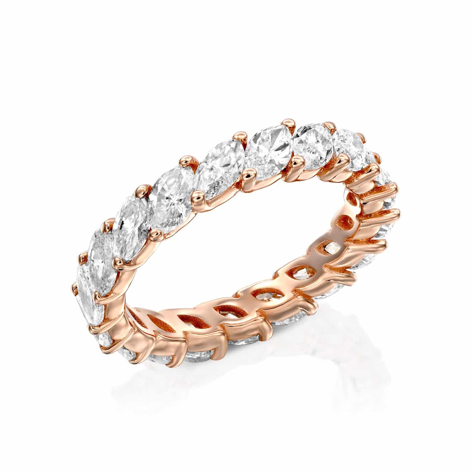 טבעת יהלומים אלגנטית דגם Elley הכוללת מעגל רציף של מרקיזה ואבני חתוך עגולות משובצות בצורת חודים, המסמלת אהבה נצחית.