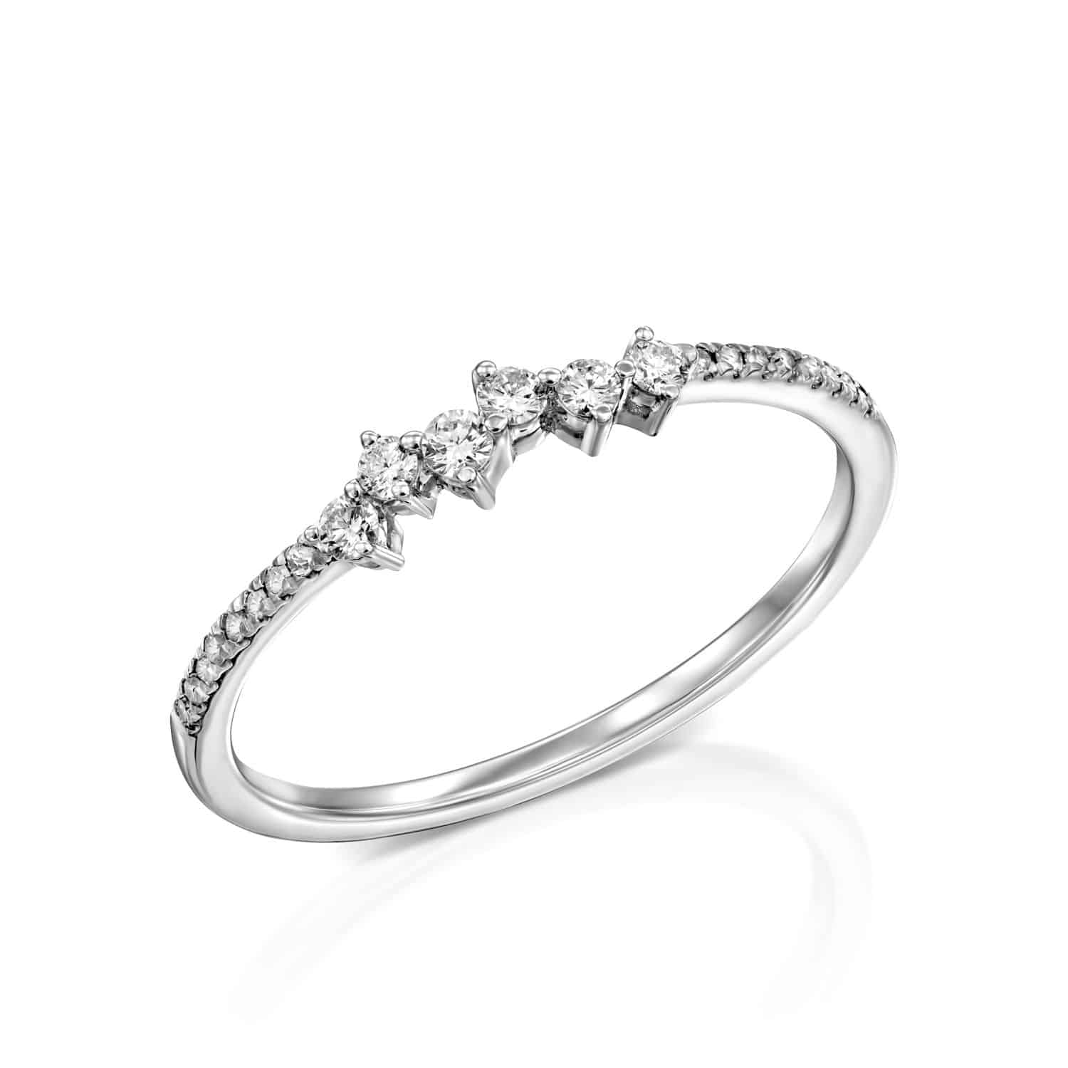 טבעת יהלומים דגם לוסיה אלגנטית מעוטרת בשורה של יהלומים נוצצים משובצים בסגנון קלאסי.