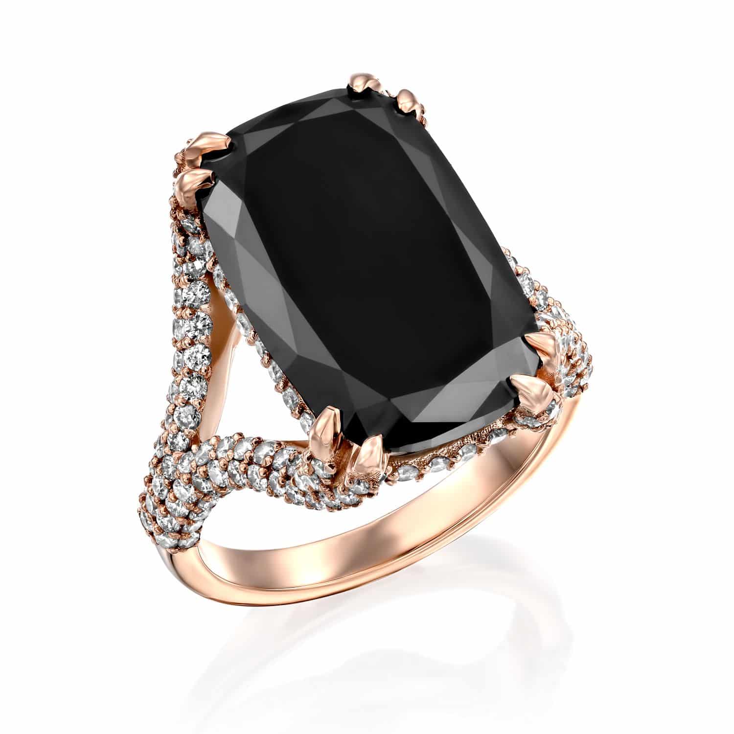 דגם טבעת יהלומים אלגנטי מישל הכוללת אבן חן שחורה גדולה ומלבנית מוקפת הילה כפולה של יהלומים נוצצים משובצים בעיצוב טוויסט.