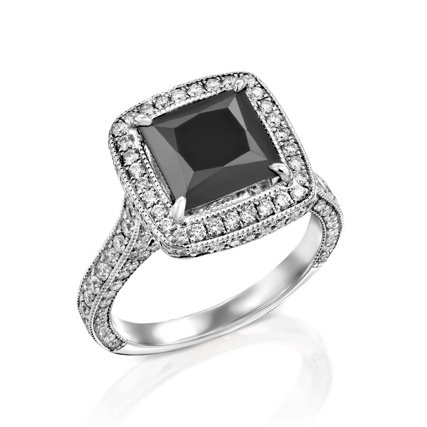 טבעת יהלומים אלגנטית דגם Pauline ב-30% הנחה הכוללת אבן חן שחורה גדולה בחיתוך מרובע מוקפת הילה כפולה של יהלומים קטנים ונוצצים משובצים על רקע לבן.