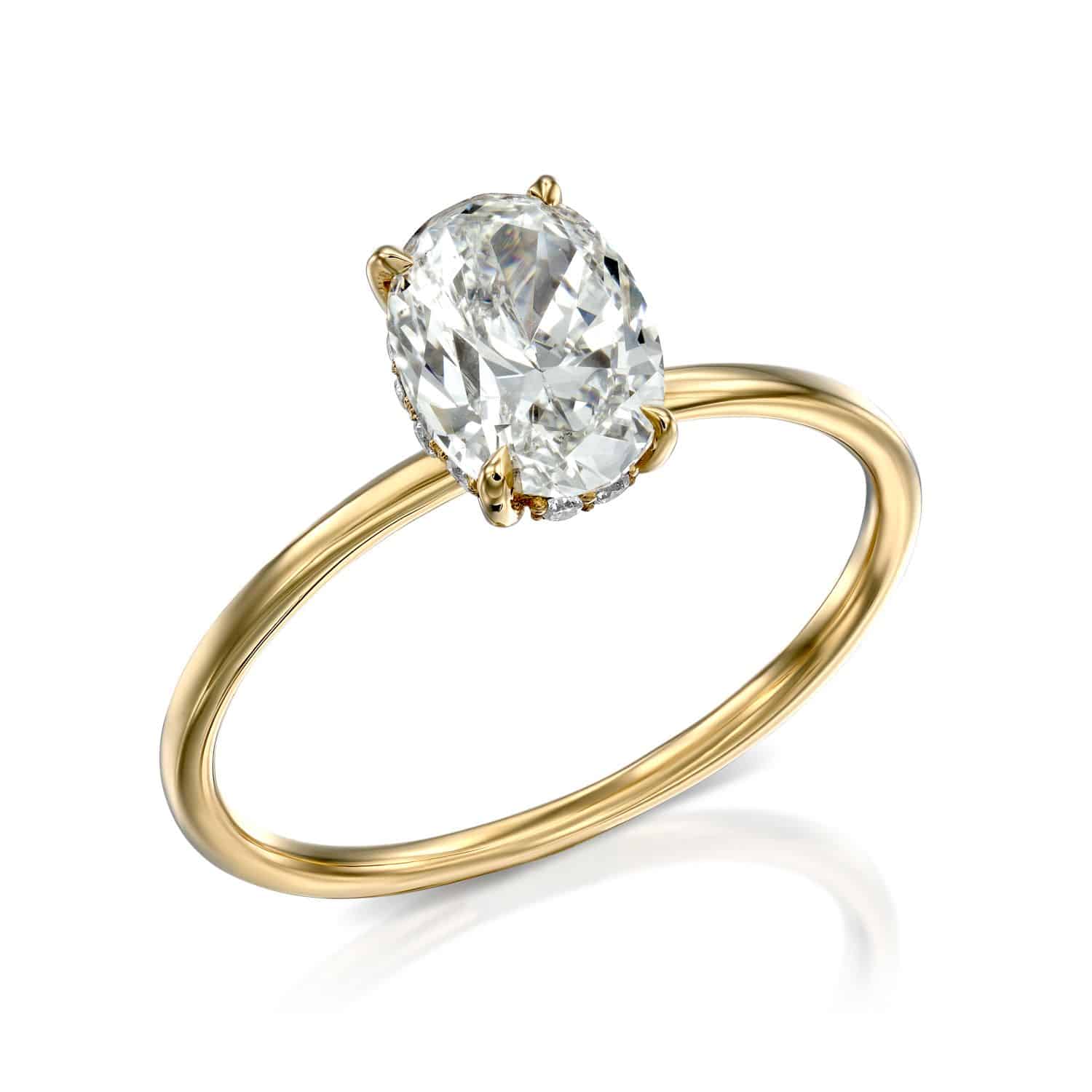 טבעת אירוסין זהב אלגנטי זהב סוליטר דגם Leonie R865 הכולל יהלום גדול בחיתוך אובלי משובץ על רקע לבן.