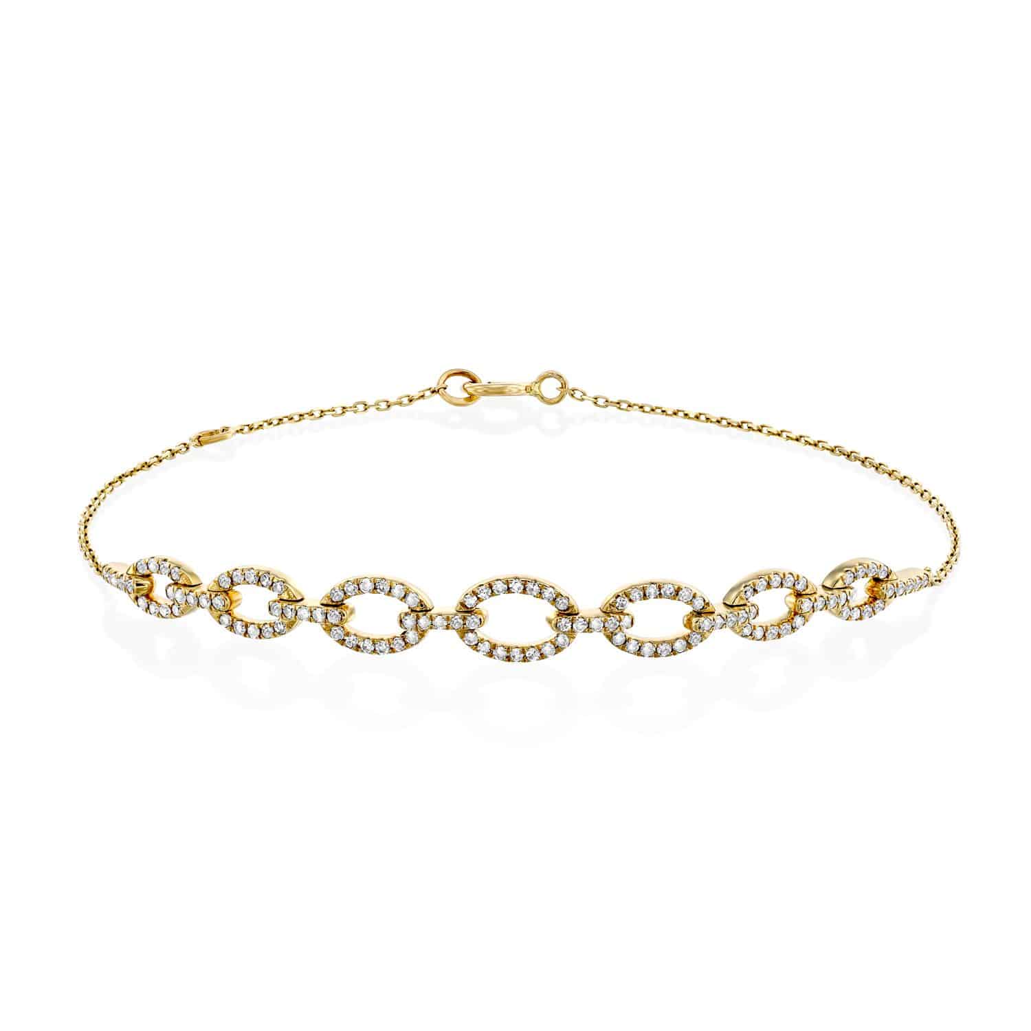 צמיד זהב עם חריטות אלמנטים באבני יהלום בעיצוב של Julie infinity link על רקע לבן.