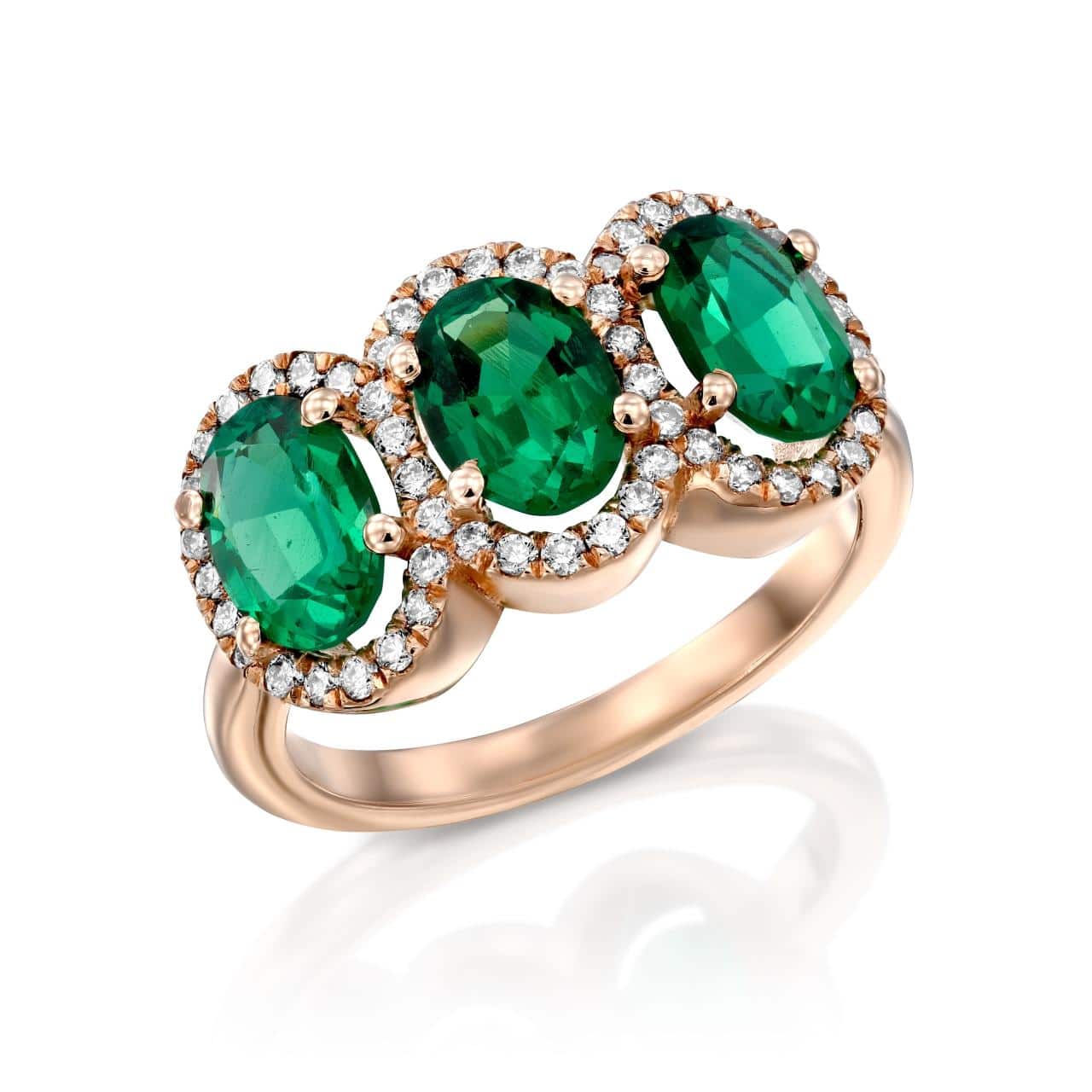 טבעת זהב ורדרד אלגנטית הכוללת שלוש אבני אמרלד בחיתוך אובלי מוקף בהילה של יהלומים נוצצים, טבעת אמלרד דגם Liya ב-35% הנחה