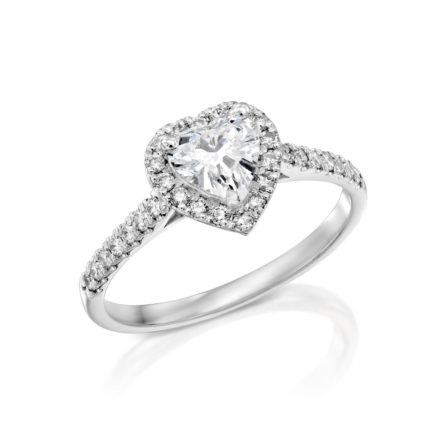 טבעת אירוסין נוצצת בצורת לב, טבעת דגם ליהי, עם הילה של יהלומים קטנים יותר משובצת על רצועת זהב לבן מלוטש.