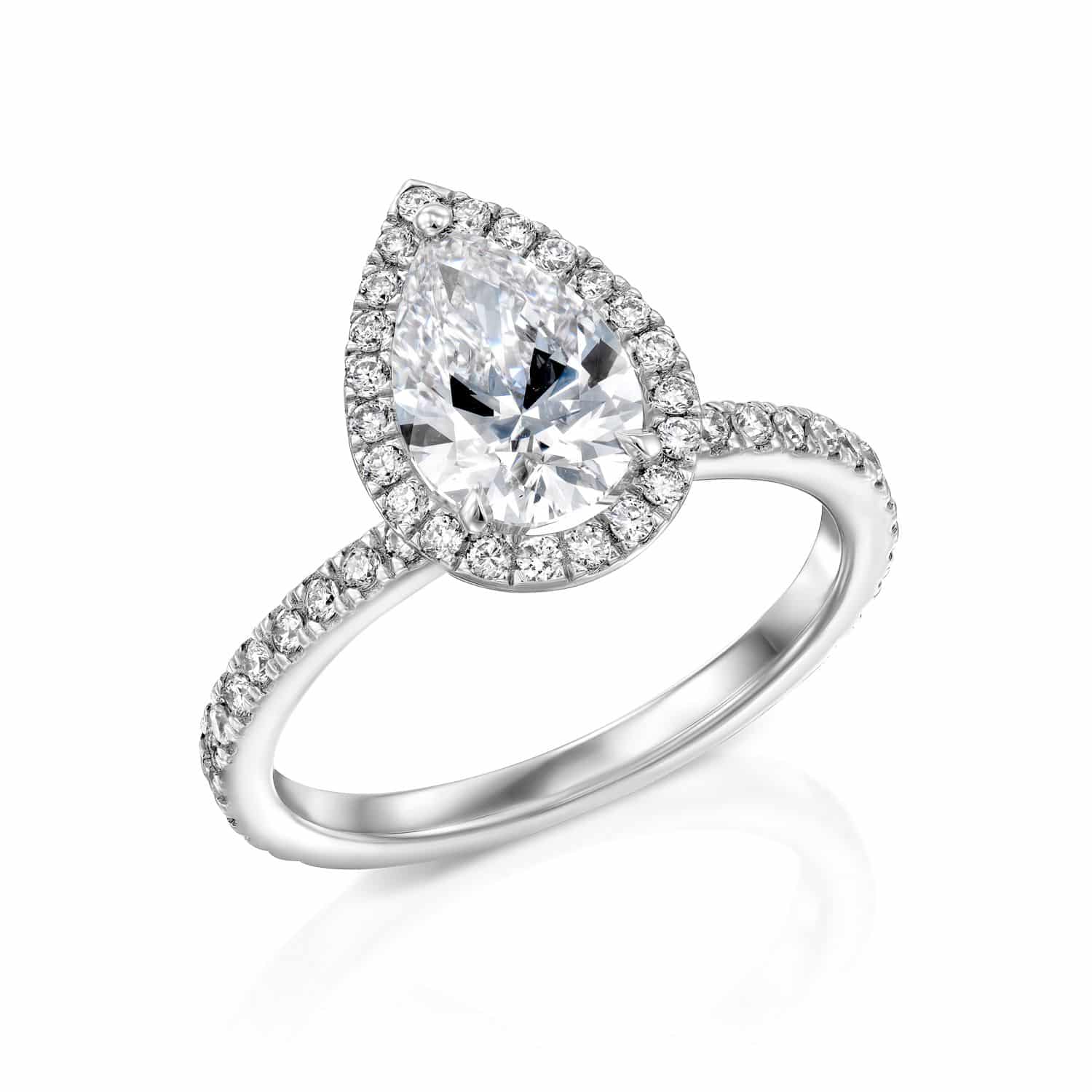 טבעת אירוסין בצורת אגס עם יהלומים משובצים בפאב, משובצת בשיבוץ זהב לבן או פלטינה, על רקע לבן.