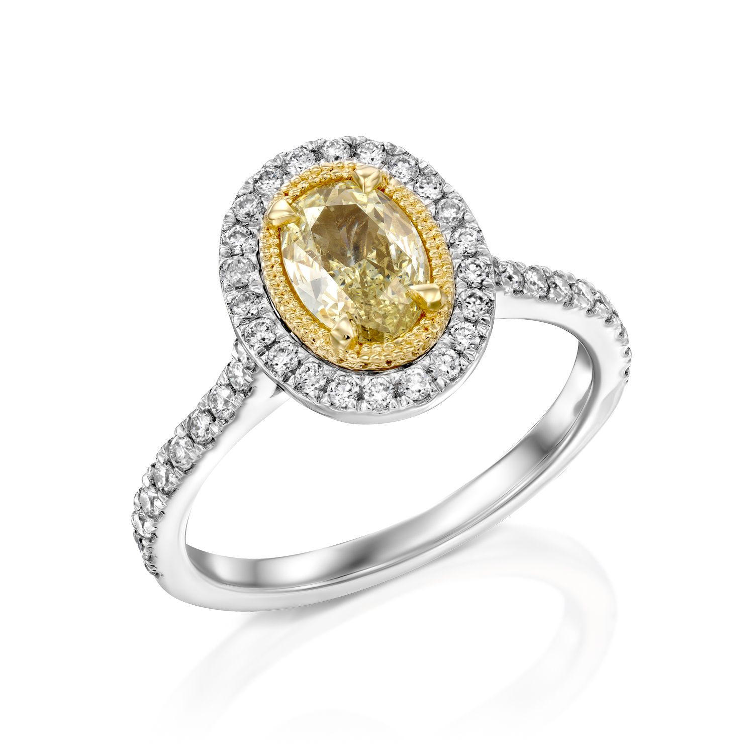 טבעת אלגנטית הכוללת אבן חן בחיתוך אובלי זהוב-צהוב מוקפת יהלומים נוצצים המשובצים על רצועת זהב לבן מלוטש.