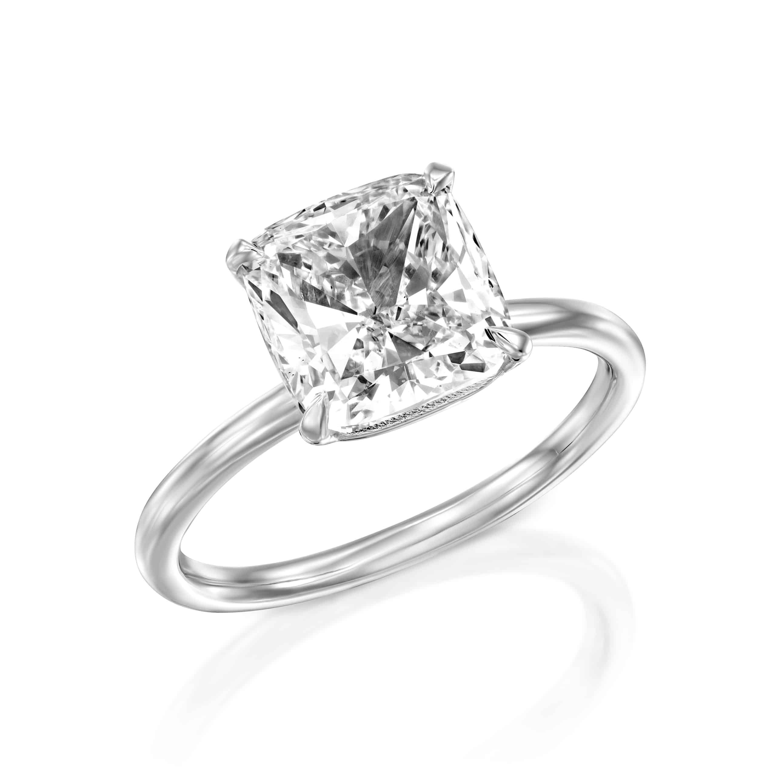 טבעת אירוסין יהלום בחיתוך נסיכת סוליטר על רצועת כסף אלגנטית, מבודדת על רקע לבן.