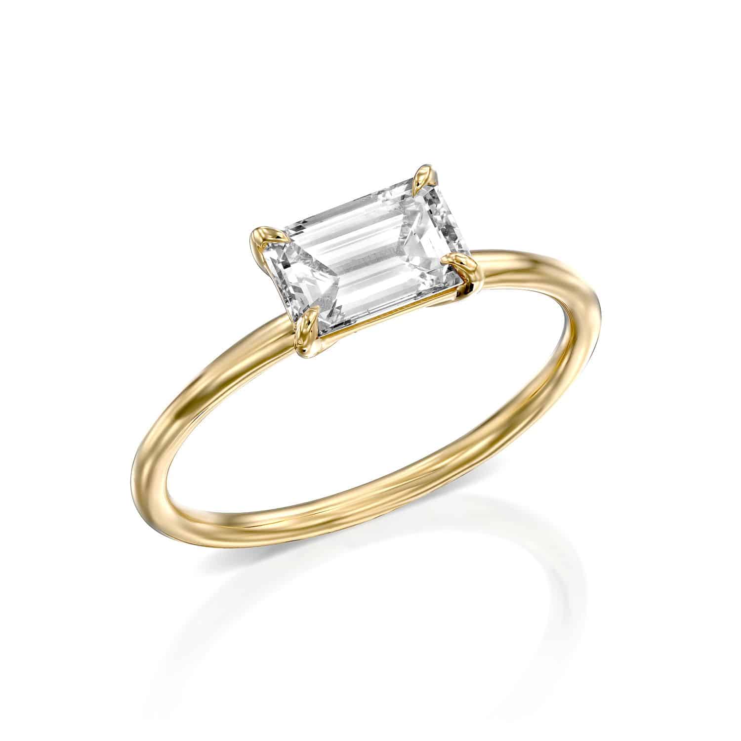 טבעת זהב אלגנטית הכוללת יהלום יחיד בחיתוך אמרלד, מציגה פשטות ותחכום.