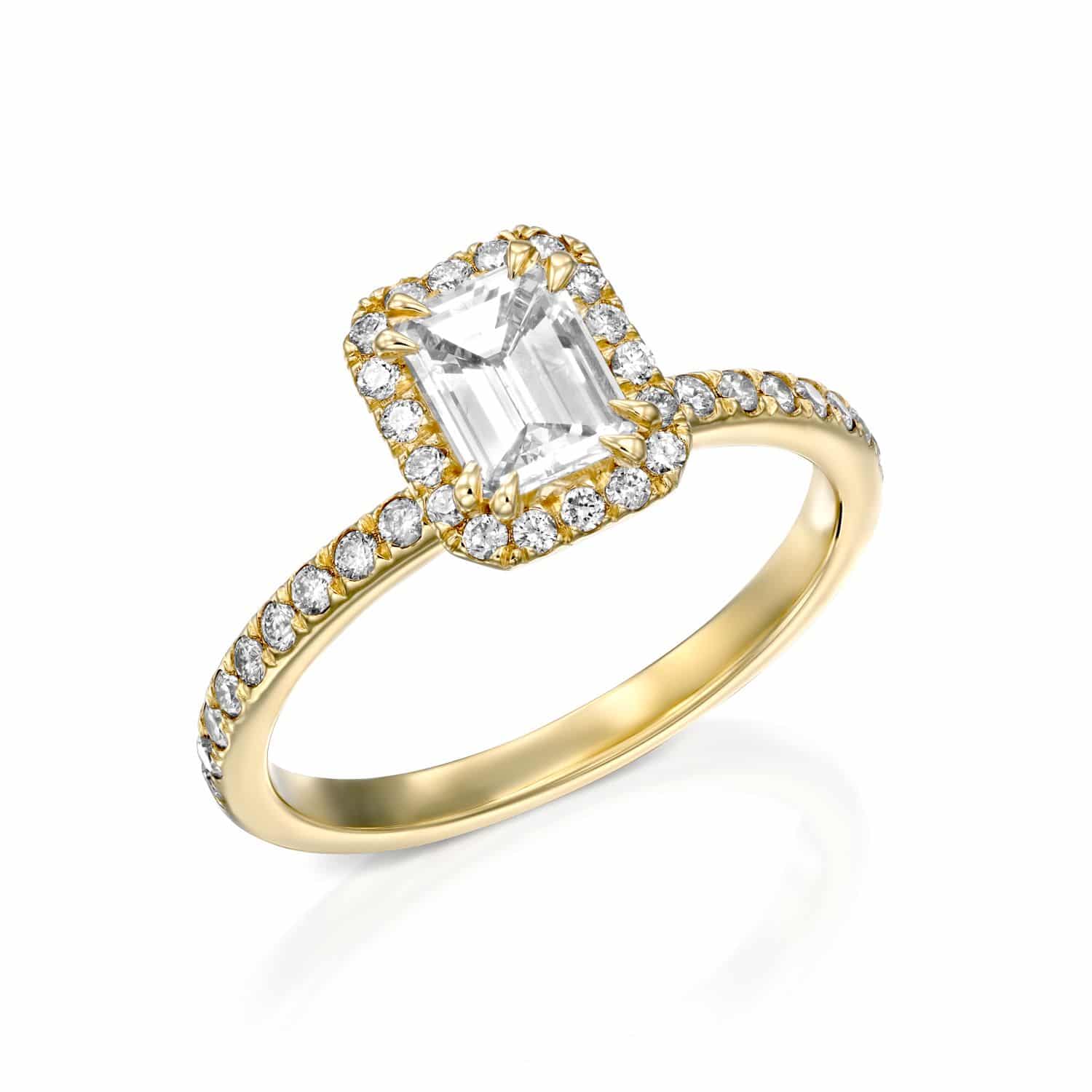 טבעת זהב אלגנטית מעוטרת ביהלום מרכזי בחיתוך אמרלד קורן והילה של יהלומים עגולים נוצצים.