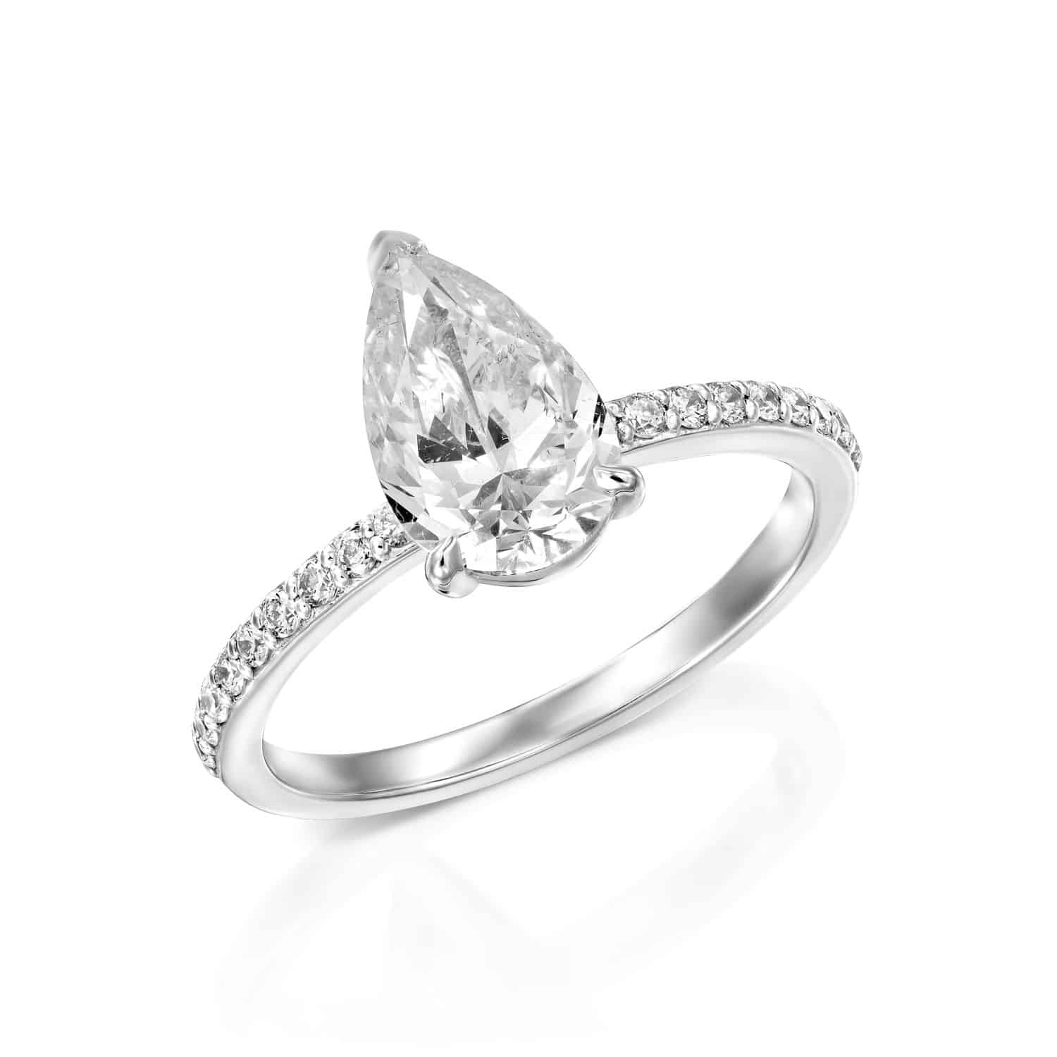 טבעת אירוסין אלגנטית של יהלום בצורת אגס עם פס משובץ, מציגה זוהר מתוחכם וסגנון נצחי.