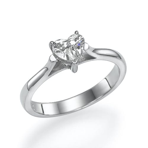 טבעת כסף נוצצת עם מרכז יהלום בצורת לב משובצת בעיצוב סוליטר קלאסי.
