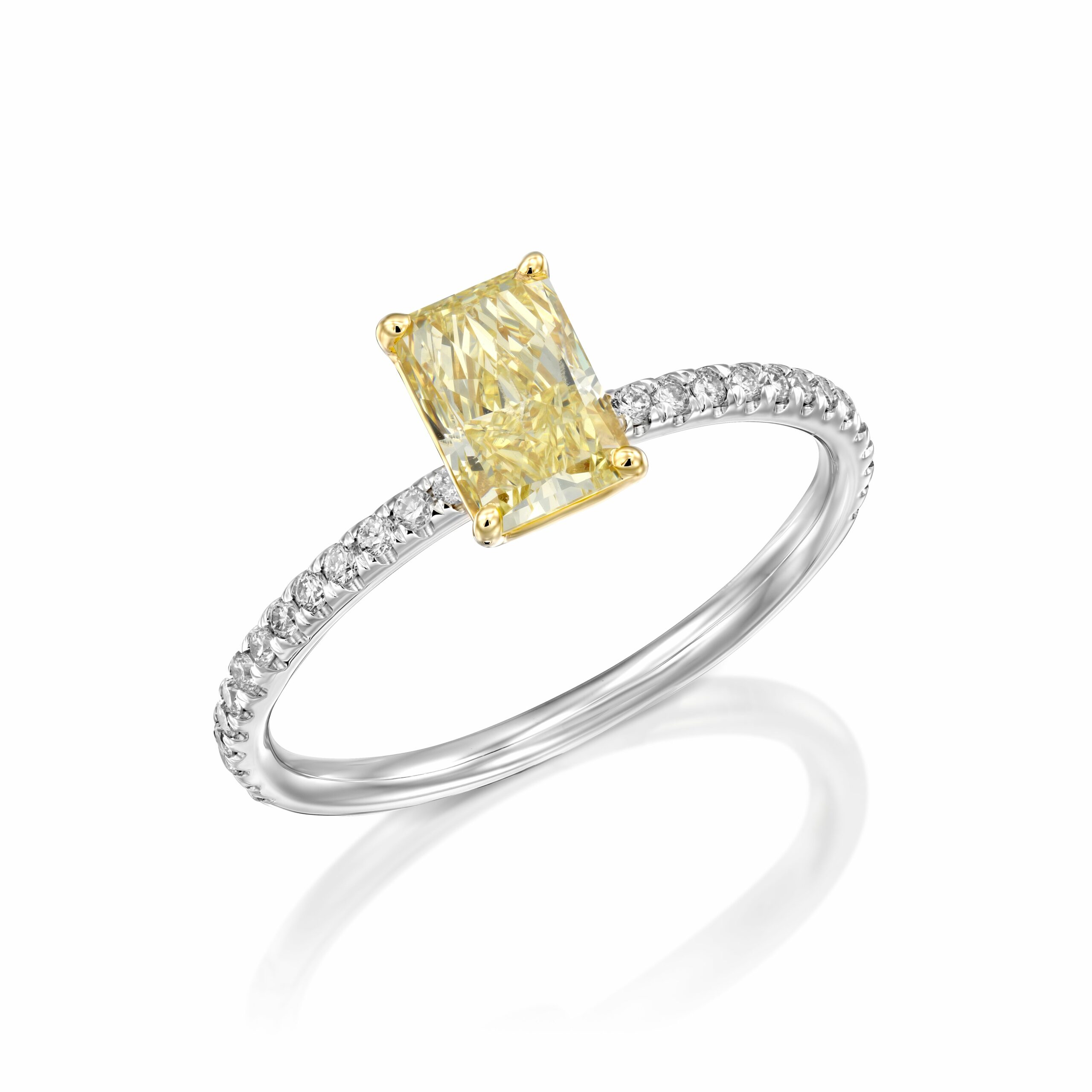 טבעת כסף אלגנטית הכוללת חלק מרכזי יהלום צהוב בחיתוך קורן מוקף בהדגשי יהלומים לבנים קטנים יותר על הרצועה.
