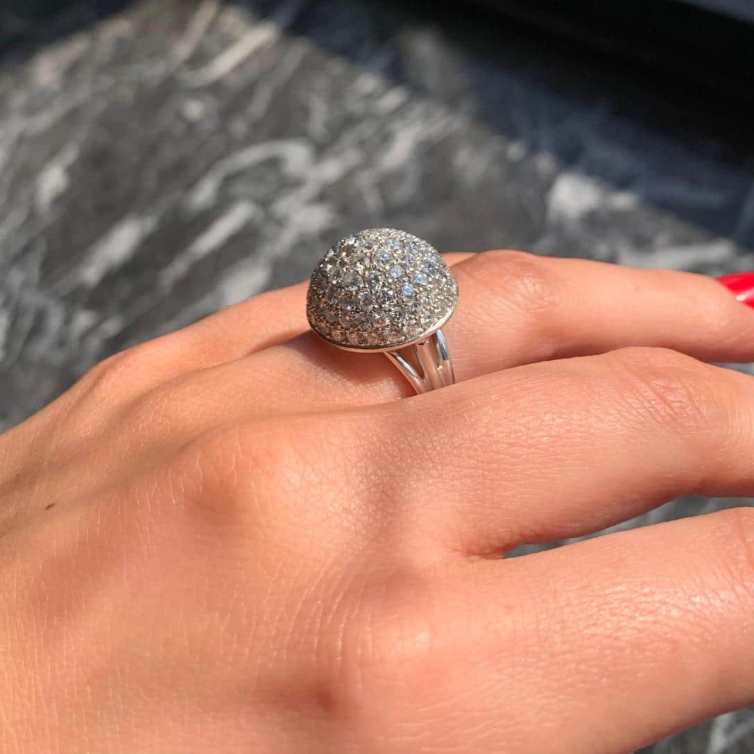 יד מציגה טבעת יהלומים מדגם Nadi ב-37% הנחה מהקולקציה, מנצנצת מתחת ל.