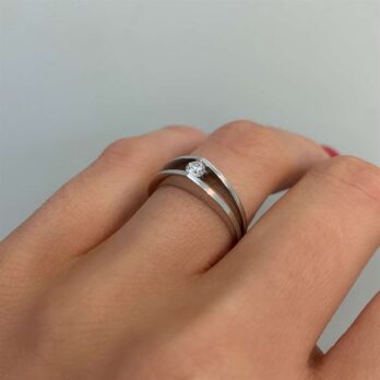 משפט עם שם המוצר: תקריב של יד המציגה טבעת כסף, טבעת דגם אלוני ב-25% הנחה, עם אבן בודדת משובצת על אחת האצבעות.